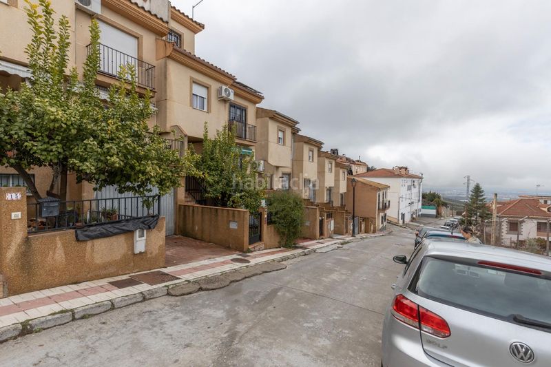 Foto 538f947b-a5e0-4fb1-9605-c7fa7d857fd0. Casa adossada a calle de las eras altas 21 a Güevéjar