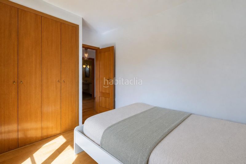 Foto 2774255e-e8b2-4354-9b97-22a9c724d644. Casa aparellada amb calefacció aparcament a Jun
