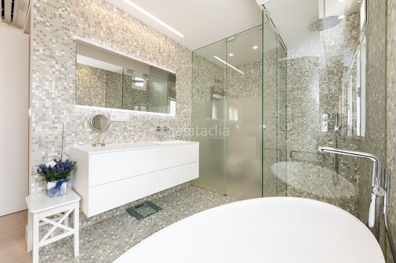 Foto f2f8664c-7f72-4853-ac7b-47f65b816cc3. Piso exclusiva vivienda con vistas al palacio de los patos, junto recogidas, 4 dormitorios 3 baños en Granada