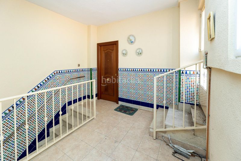 Foto f9a1e1f4-e63f-4942-af4c-eb6bc32db478. Edifici a Barrio de Zaidín Granada