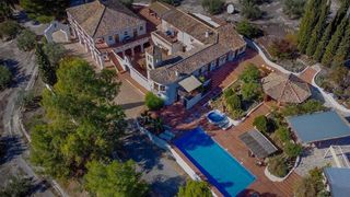 Chalet à Alcaudete. Cortijo histórico con licencia turística  14 plazas  ideal como