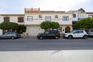 Casa adossada a Avenida Avenida San Cayetano
