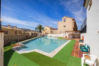 Doppelhaus in Cenes de la Vega. Bonita pareada con piscina comunitaria