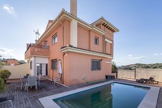 Towny house  Camino del lorador. Casa pareada con piscina y vistas despejadas en huétor vega