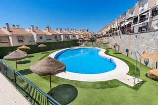 Casa adossada a Huétor Vega. Adosada en urbanización en huetor vega