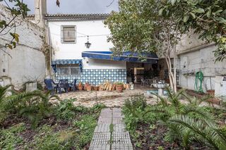 Casa adossada  Calle antonio machado. Gran casa con parcela a reformar