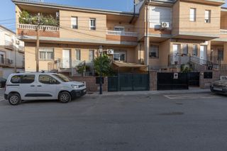 Casa a schiera in San Francisco - El Chorrillo. Precioso adosado con patio, terraza, cochera y estufa de leña en