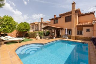 Chalet  Calle brasil. Exclusiva vivienda premium en la zubia