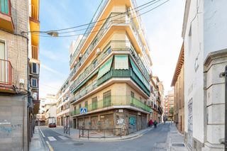 Pis  Calle triana baja. Venta de piso de 4 dormitorios y 2 baños en granada zona centro