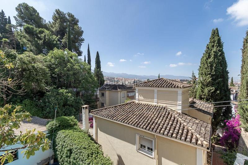 Foto 7d8300a5-f97b-4047-b73a-ab763d4314d2. Chalet carmen con espectacular jardin y piscina en paseo del salón en Granada