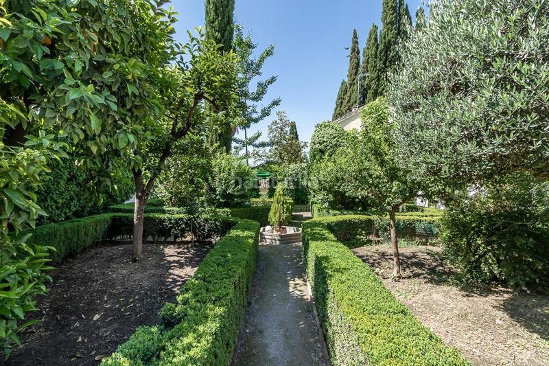 Foto 7fd5095d-846a-4894-b849-89252bf4cdce. Chalet carmen con espectacular jardin y piscina en paseo del salón en Granada
