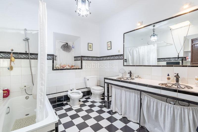 Foto d58a829b-b841-4c9d-872e-1274651ecf4a. Chalet carmen con espectacular jardin y piscina en paseo del salón en Granada