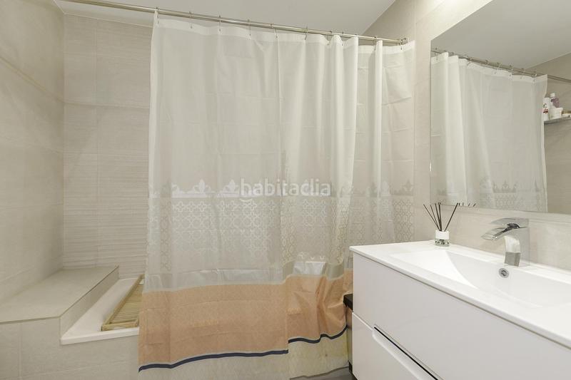 Foto 3e3fff9c-cc90-4f66-b561-430e7647eace. Piso tu nuevo hogar te espera! piso de ensueño con terraza, piscina y listo para entrar a vivir. en Granada