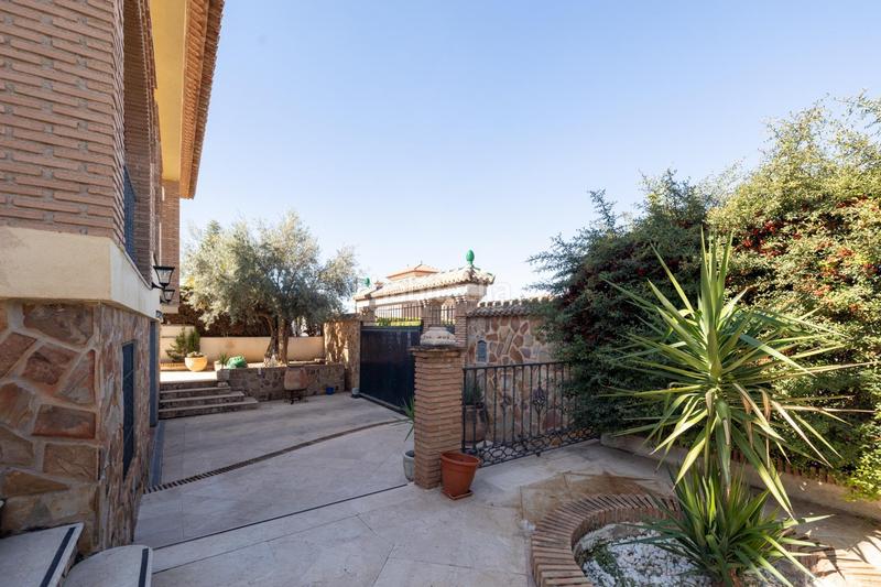 Foto fef78d42-2343-45b5-99cc-e6c1405384a0. Chalet espectacular chalet independiente en el laurel de la reina. la zubia. en Zubia (La)