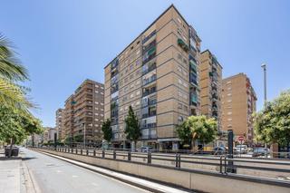 Piso en Barrio de Zaidín. Piso de 4 dormitorios y 2 baños en av. américa.