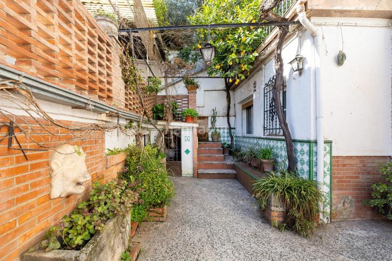 Foto 17c05b72-fad2-4783-be01-2840a06a1c88. Casa adosada casa con encanto a reformar en plena cuesta del chapiz. patio, varias terrazas y mucho más en Granada