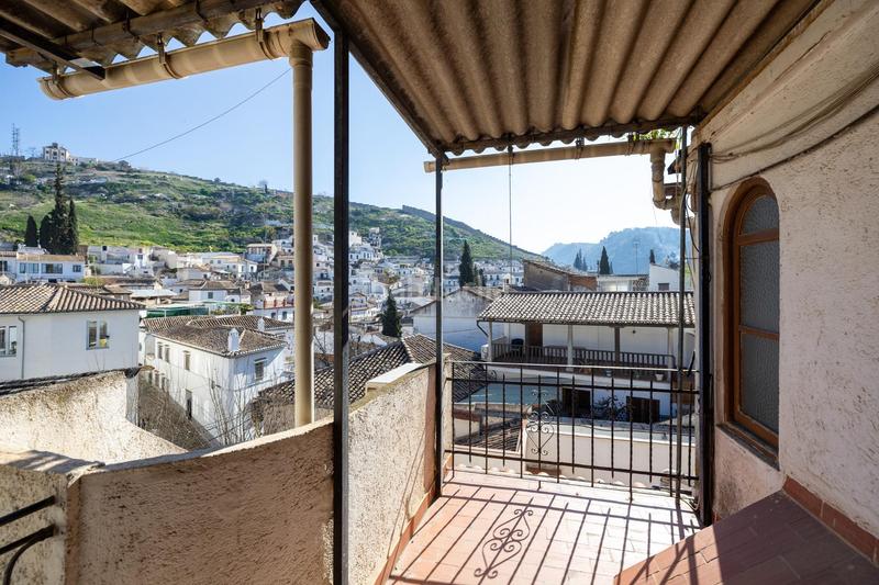 Foto 4aa529d7-0dc8-4e33-8130-efab04dc0c7f. Casa adosada casa con encanto a reformar en plena cuesta del chapiz. patio, varias terrazas y mucho más en Granada