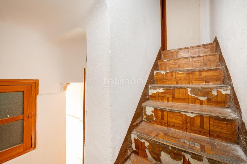 Foto 558e3b87-b7de-4f9a-9351-b3fe4bd6e337. Casa adosada casa con encanto a reformar en plena cuesta del chapiz. patio, varias terrazas y mucho más en Granada