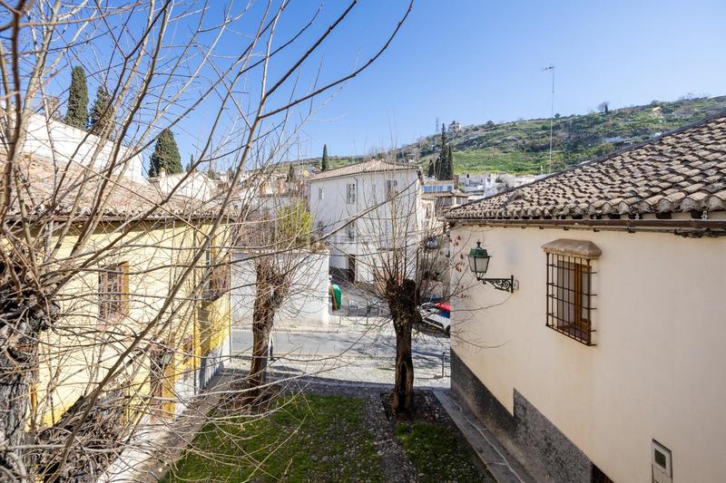 Foto 72cce76e-5d5d-4d58-8db7-2c98f6d89520. Casa adosada casa con encanto a reformar en plena cuesta del chapiz. patio, varias terrazas y mucho más en Granada