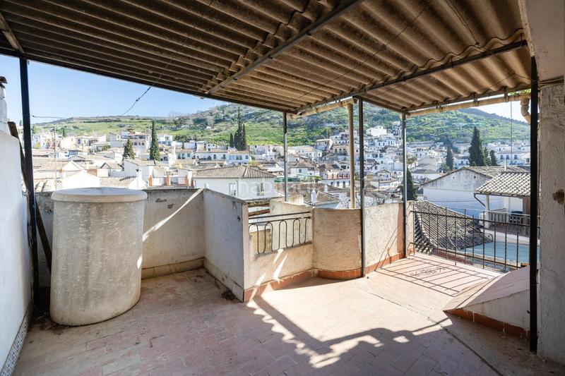 Foto a3bd3d5e-1440-46f2-8149-254d614ee215. Casa adosada casa con encanto a reformar en plena cuesta del chapiz. patio, varias terrazas y mucho más en Granada