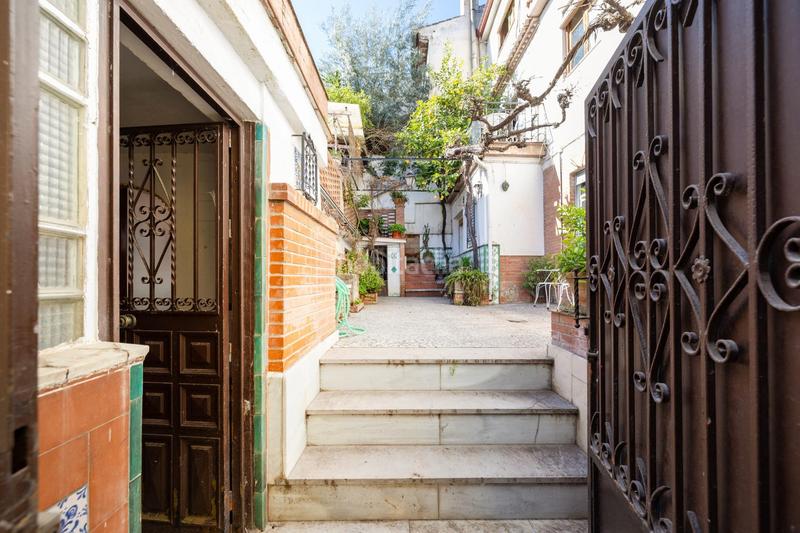 Foto b1f2b153-08ff-493f-b9b0-60d5dcfd27f0. Casa adosada casa con encanto a reformar en plena cuesta del chapiz. patio, varias terrazas y mucho más en Granada