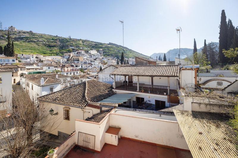 Foto e6774d7a-45b4-4dca-8bed-5f8e6cba1d67. Casa adosada casa con encanto a reformar en plena cuesta del chapiz. patio, varias terrazas y mucho más en Granada