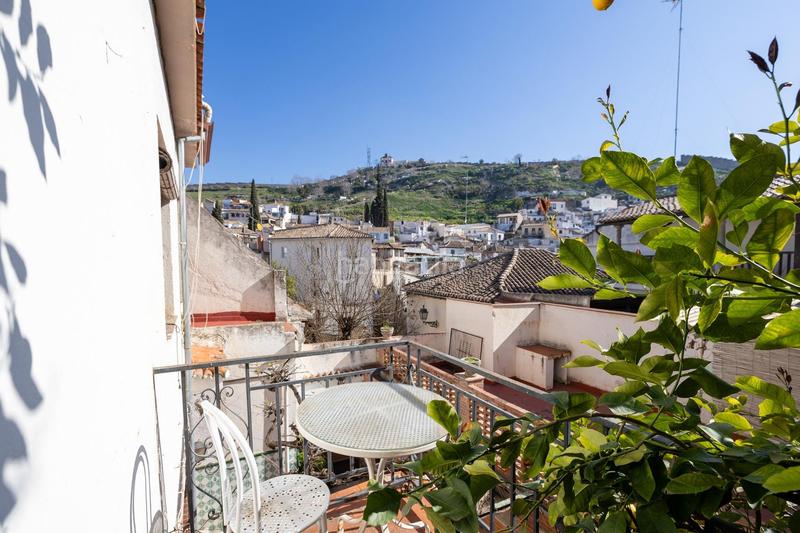Foto e7e6226a-7db0-4efe-88e5-2c5cb60d2812. Casa adosada casa con encanto a reformar en plena cuesta del chapiz. patio, varias terrazas y mucho más en Granada