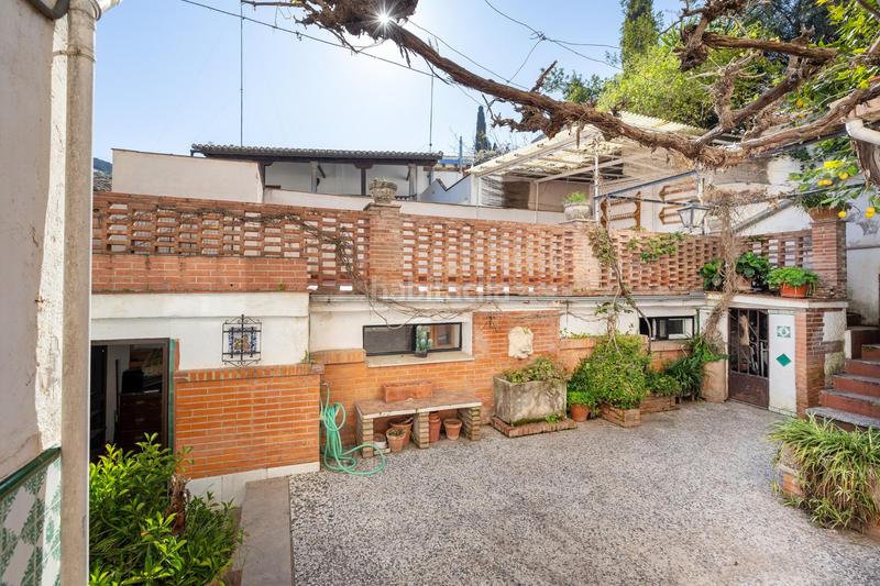 Foto efa4e79f-66f1-4087-a3ac-3cfe276de441. Casa adosada casa con encanto a reformar en plena cuesta del chapiz. patio, varias terrazas y mucho más en Granada