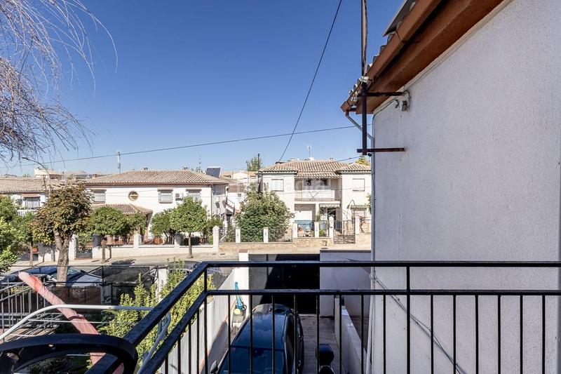 Foto a6c3b875-0742-4b04-956f-1747d7e3a677. Casa adosada  en Peligros