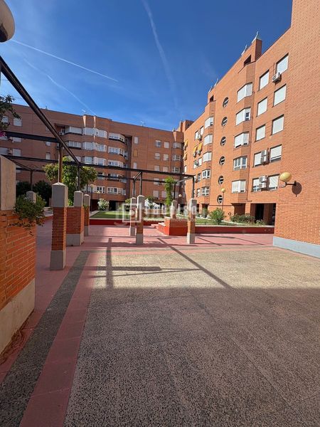 Foto 6c2821c8-f82d-4cf5-9800-a9a27cfffca3. Pis amb aparcament a San Pascual Madrid