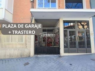 Aparcament cotxe a De pamplona 53. Céntrica plaza  de garaje y trastero en la calle pamplona