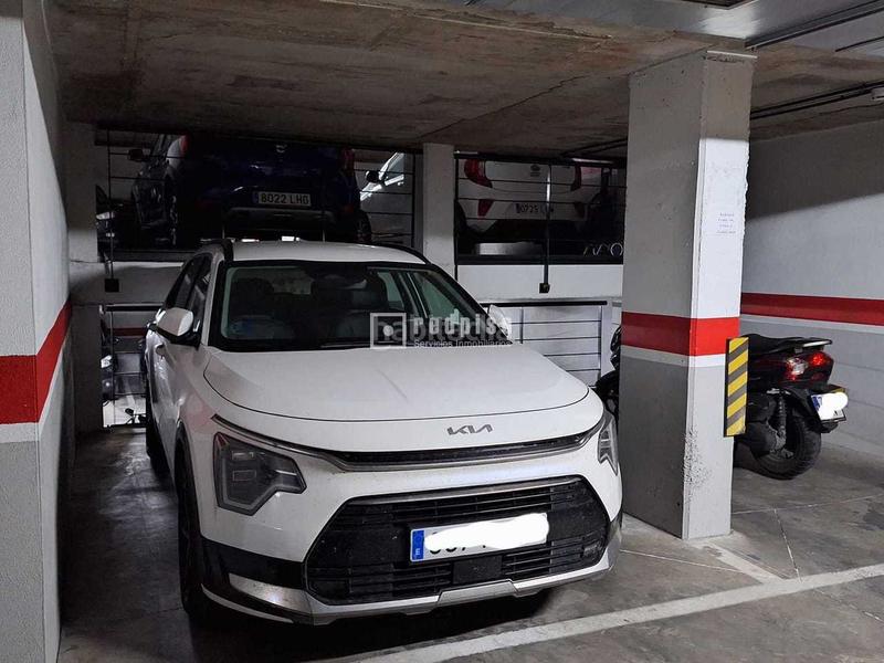 Foto 4a4bcd48-72d2-4763-8d4b-4ba88724a95a. Alquiler parking coche plaza de garaje en alquiler en la c vital aza próxima al metro! en Madrid