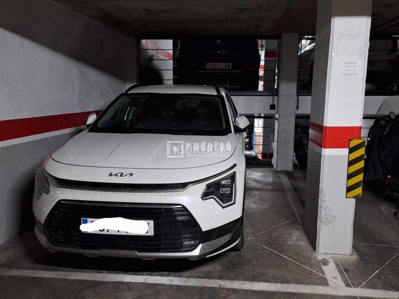 Foto aea2cc4e-d131-4efc-85d0-e1c895ba8739. Alquiler parking coche plaza de garaje en alquiler en la c vital aza próxima al metro! en Madrid