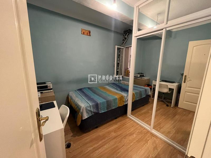 Foto f5e30fa4-81a2-4b74-96a0-a3ec85618b98. Piso junto al mercado de ventas en Concepción Madrid
