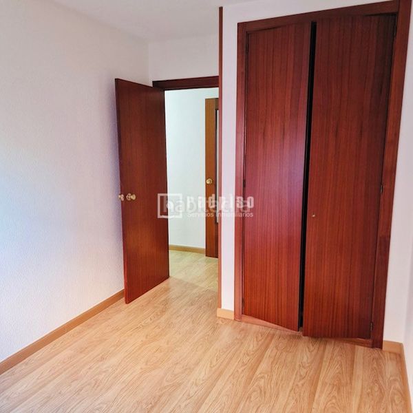 Foto 1625e18a-f633-47ea-9cf0-c18acc8e41b7. Pis amb calefacció aparcament a Numancia Madrid