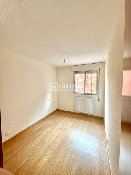 Foto 1b8cda38-5678-4f68-9494-355a8c95c2c2. Pis amb calefacció aparcament a Numancia Madrid