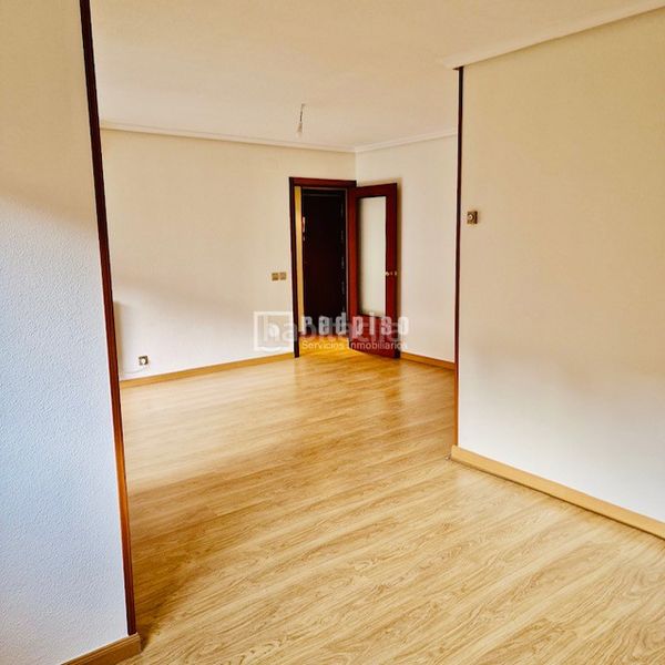 Foto 1ef66714-0663-45f8-a074-961b3623ca2e. Pis amb calefacció aparcament a Numancia Madrid