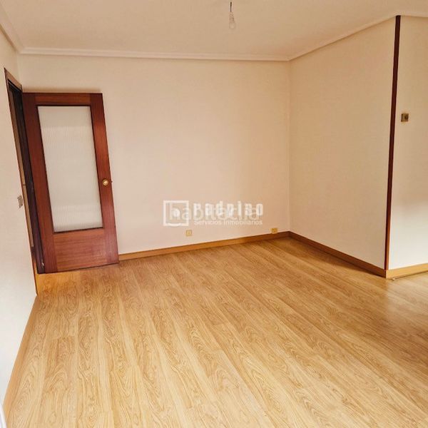 Foto 6ce8fa1d-f5e6-44cf-a447-c937de5d34bd. Pis amb calefacció aparcament a Numancia Madrid