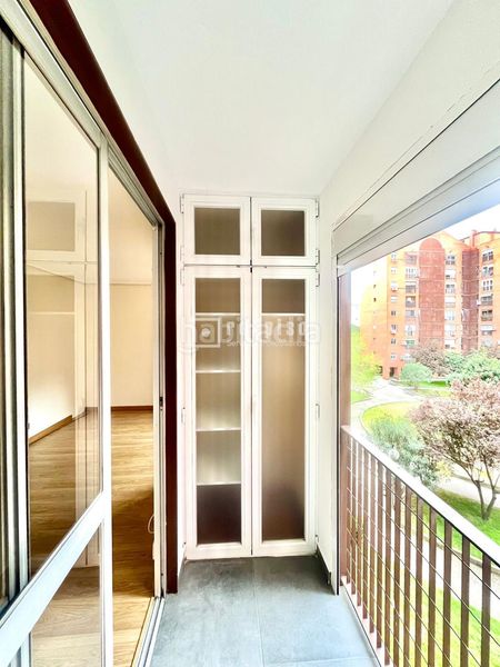 Foto a826835f-6eac-4726-b29a-1aa07a2f91ce. Pis amb calefacció aparcament a Numancia Madrid