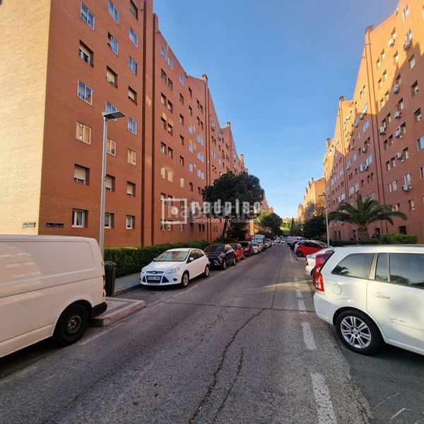 Foto adde7f1b-7811-4b54-9a24-aeb2d628057b. Pis amb calefacció aparcament a Numancia Madrid