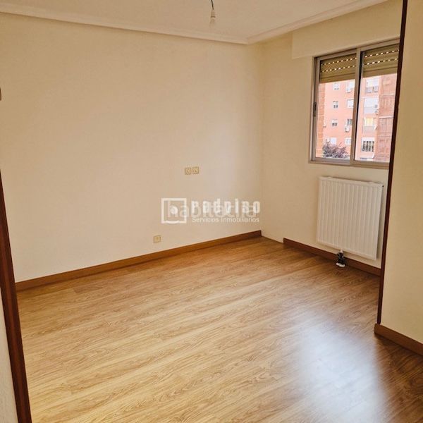 Foto cb1c585f-21d4-4442-a1f1-ebcf867a22c0. Pis amb calefacció aparcament a Numancia Madrid