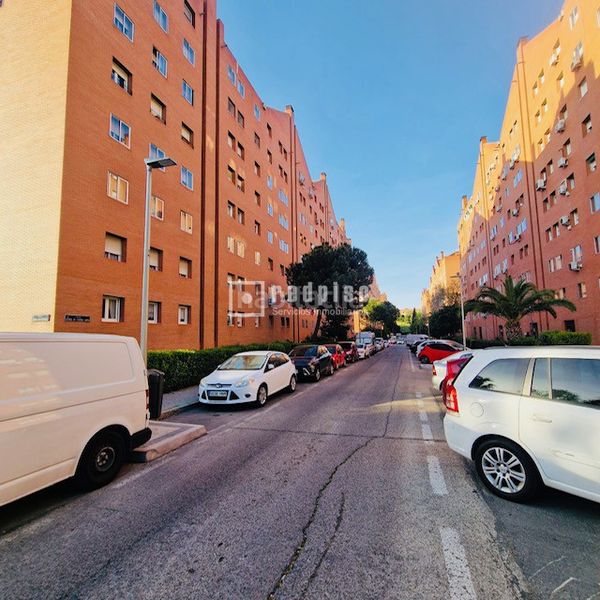 Foto f02f682c-d359-4ffa-86de-59d2dfc8a457. Pis amb calefacció aparcament a Numancia Madrid