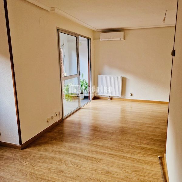 Foto f06b49f5-a2fb-45b4-b490-d31a8924a49c. Pis amb calefacció aparcament a Numancia Madrid