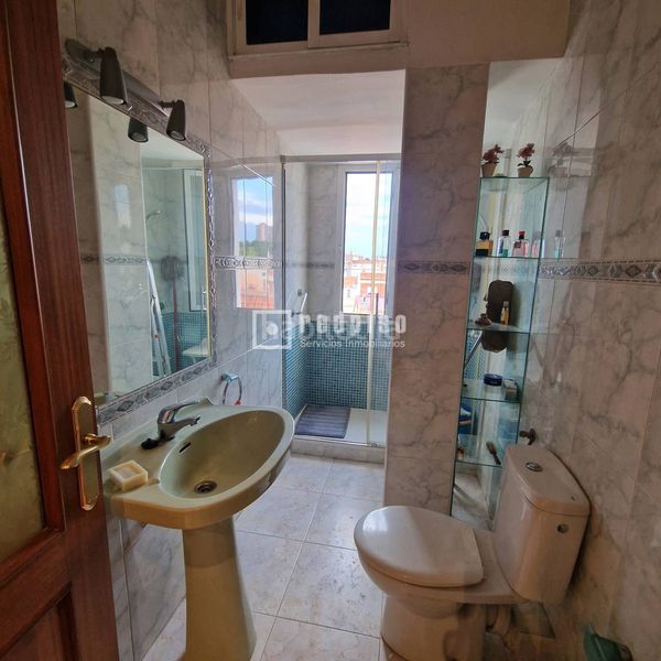 Foto 0f883a75-77c4-49aa-9720-458cacf20f0e. Flat with heating in Numancia Madrid