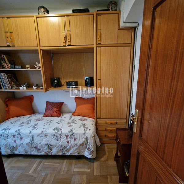 Foto c2c54482-2090-4697-a335-c2d476595758. Flat with heating in Numancia Madrid