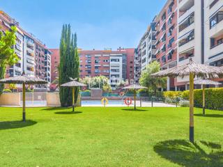 Piso en Parque Lisboa-La Paz. Vivienda de 3 dormitorios  y  dos baños en venta en urbanización