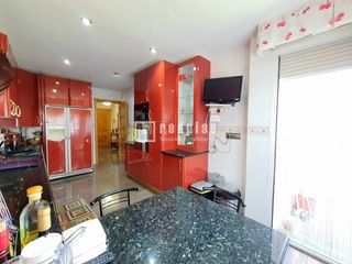 Chalet à Sector 3. Magnifico chalet de 290m2, 4 plantas, 5 dormitorios, 1 planta en