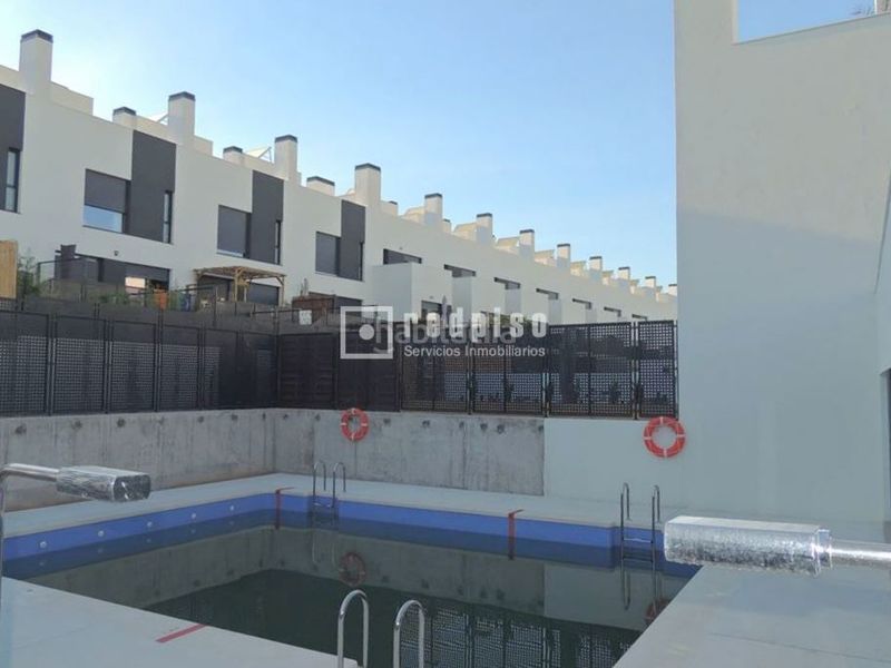 Foto 87c18398-21ff-4e2e-b012-df5ba3fbb52a. Chalet mit heizung parking in Buenavista Getafe