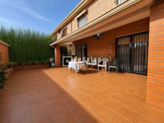 Chalet in Sector 3. Chalet de 3 plantas, 5 dormitorios, salón, cocina, despensa, 3 b