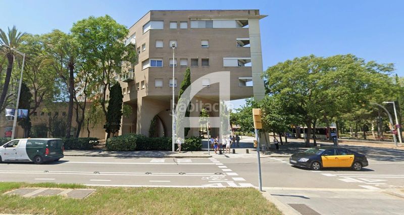 Foto d08d0dd7-7d54-4eb4-a3ac-271f2a45680b. Aparcament cotxe a La Vila Olímpica del Poblenou Barcelona